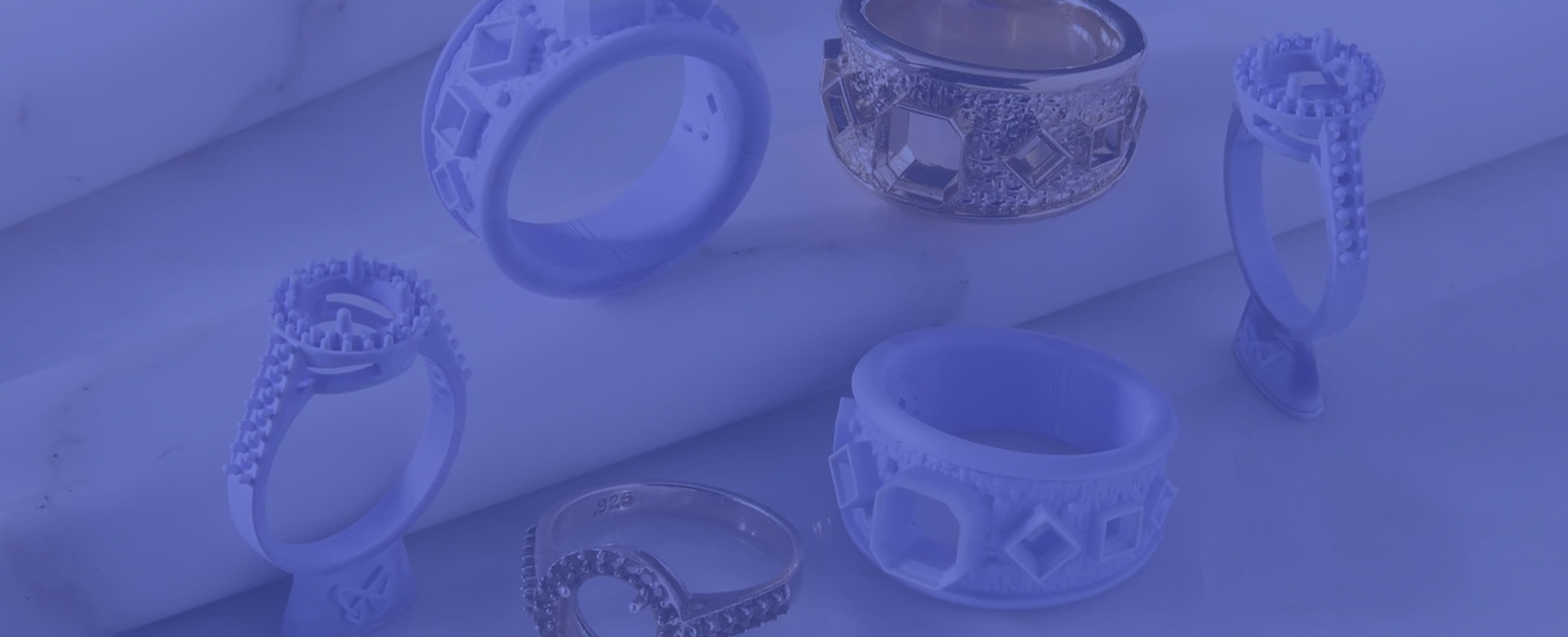 Una selección de prototipos de anillos de joyería con gran nivel de detalle, impresos en 3D con resina moldeable.