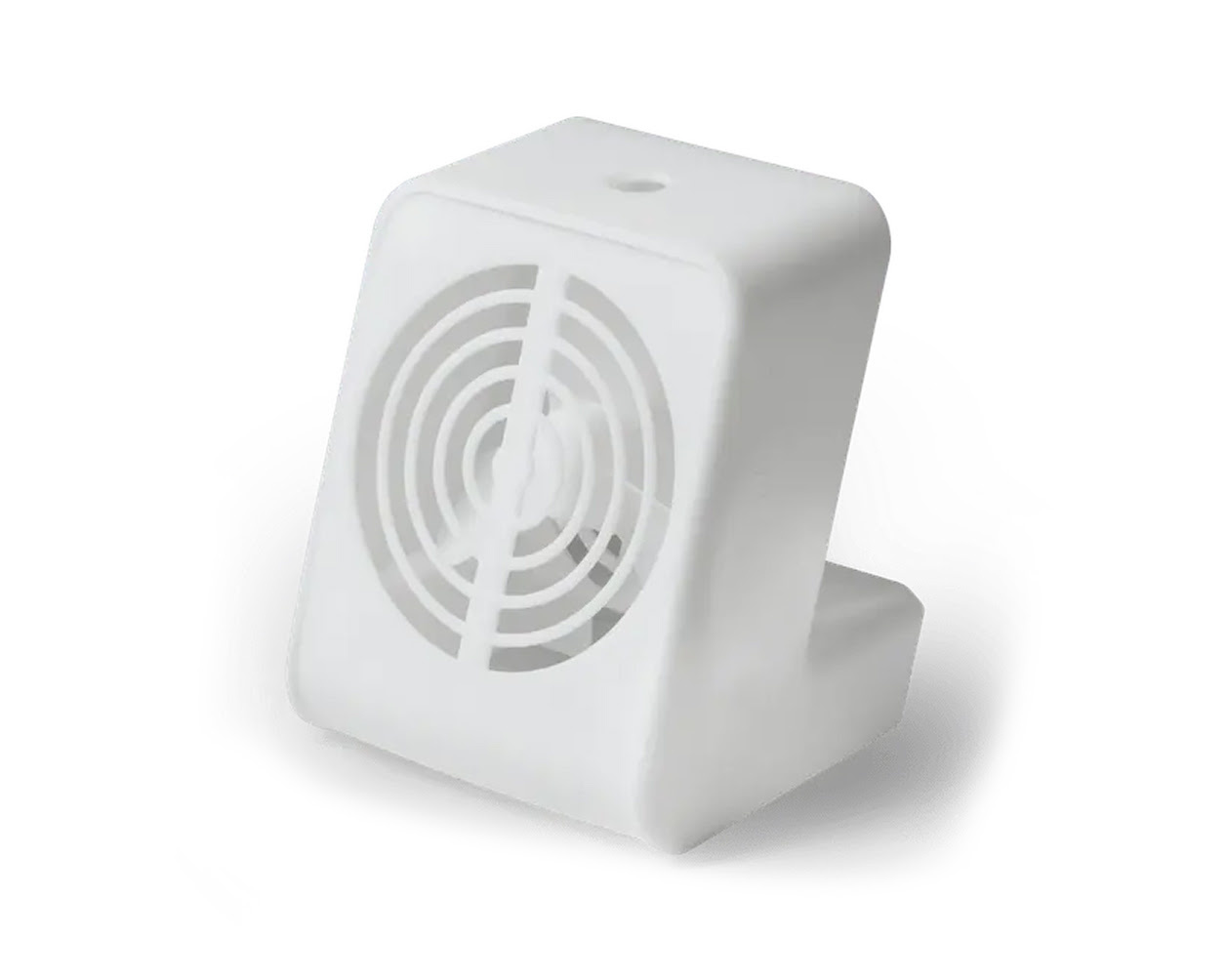 Prototipo de carcasa de un pequeño ventilador blanco, impreso en 3D con resina fotopolimérica rígida.