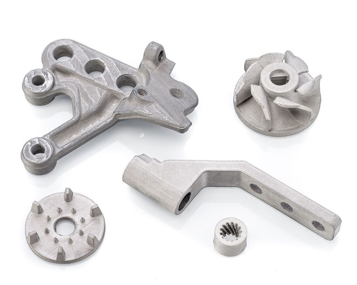Una selección de piezas de maquinaria compactas y funcionales impresas en 3D con el filamento metálico Ultrafuse de BASF.