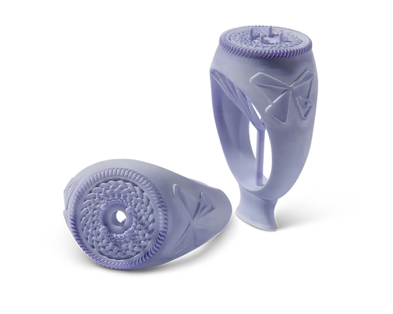 Dos patrones detallados de anillos con sello, impresos en 3D en resina de cera moldeable de color morado para fundición a la cera perdida.