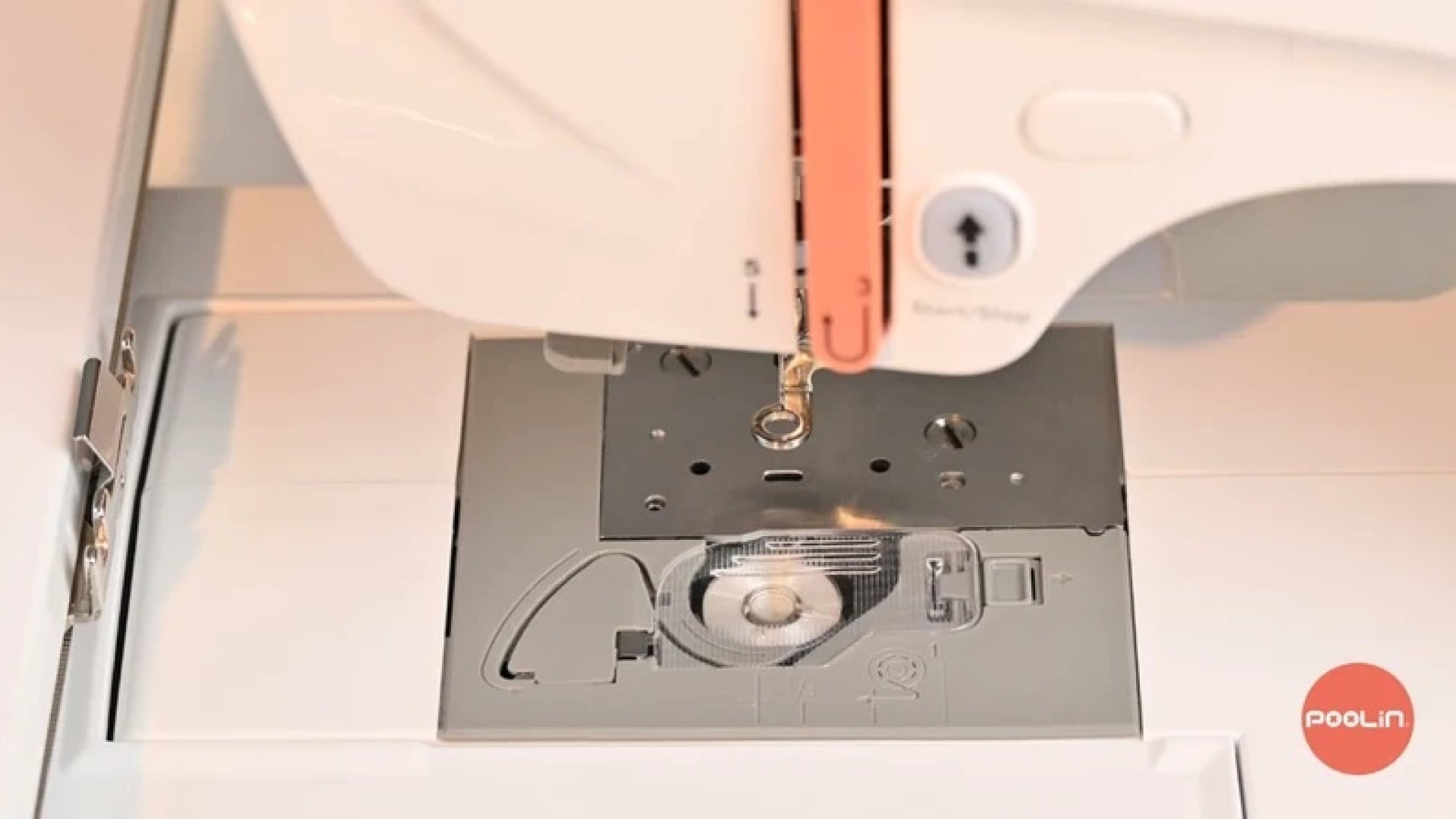 Comment installer une canette sur une machine à broder PooLin EOC05