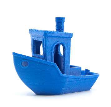 Een blauwe benchy, klein scheepje vaak gebruikt als test bij 3D-printen