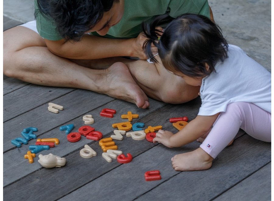 PlanToys - Hölzerne kleine Buchstaben - Alphabet - Standard - Lernspielzeug für die Sprachentwicklung - Umweltfreundliches Holz