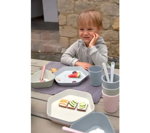 Children's tableware & drinking cups