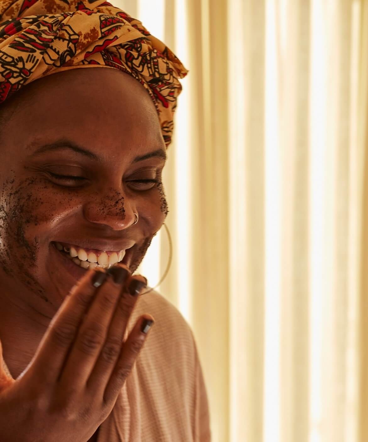 lachend persoon die aan het scrubben met koffie is