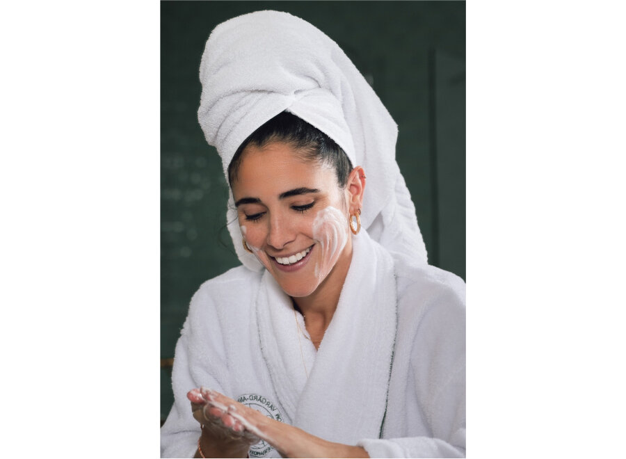 - Aleppo liquid soap - 40% Laurel oil - Nourishes