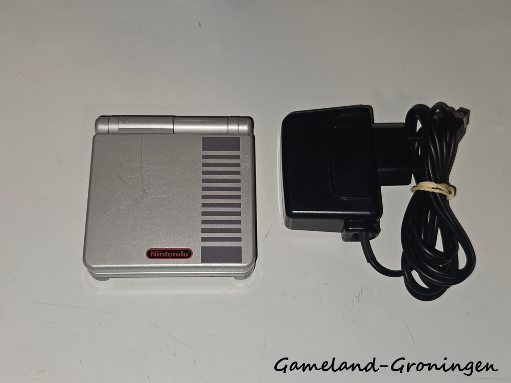 Gameboy Advance SP met Oplader (NES Edition)