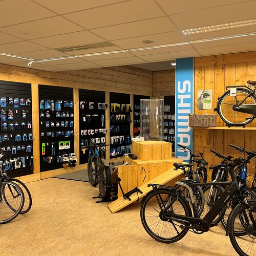 Zwarte slatwall bij Enfietsen in Doetinchem.