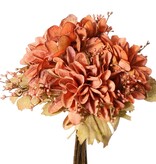 Mixboeket 'Dusty', met 3 dahlia's, 1 hortensia, 3 bessentoeven & 3 bladeren, 27 cm