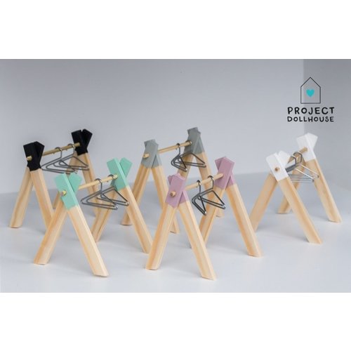 Project Dollhouse Kledingrek Project Dollhouse Kledingrek
