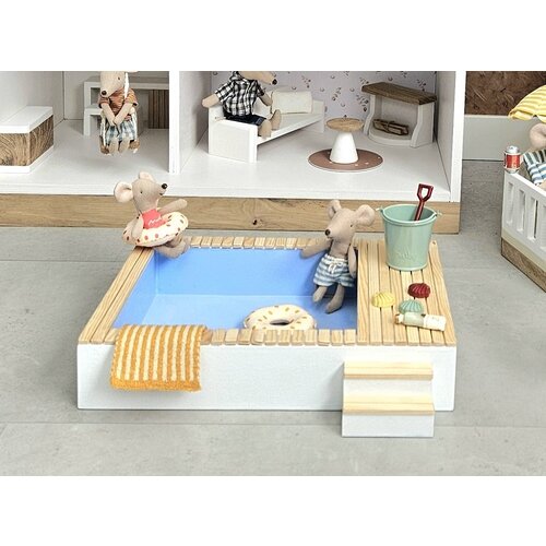 Project Dollhouse Zwembad met Plankenvloer