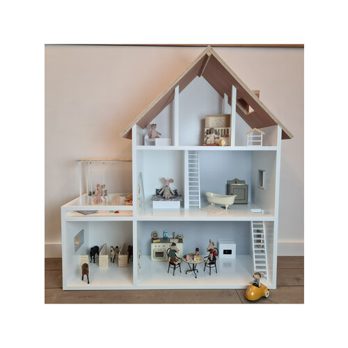 Project Dollhouse Poppenhuis met aanbouw, veranda en paarden stalletjes