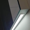 Spiegel met directe verlichting boven en indirecte verlichting onder 80