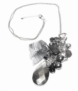 Lange grijze ketting met kralen bedels