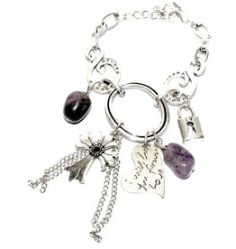 Zilveren metalen armband met paarse en zilveren bedels