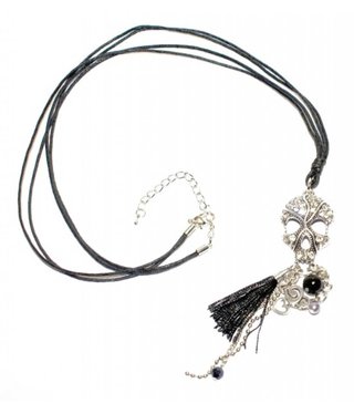 Lange zwarte koord ketting met kwast en gezichtsmasker met strass