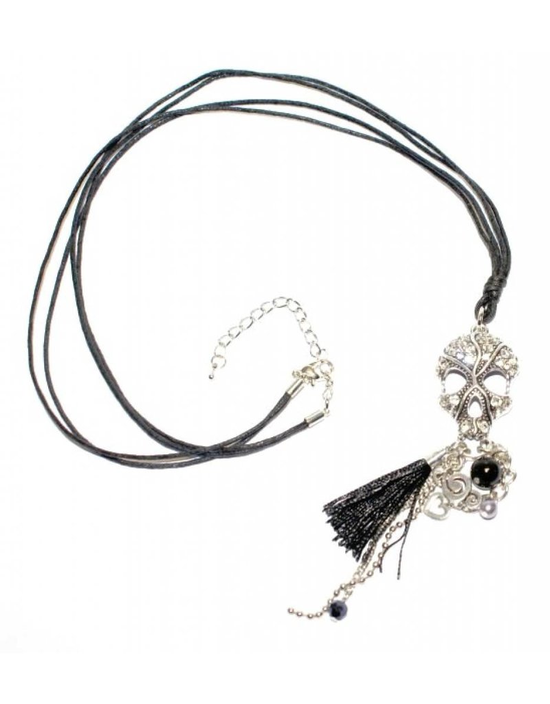 Lange zwarte koord ketting met kwast en gezichtsmasker met strass