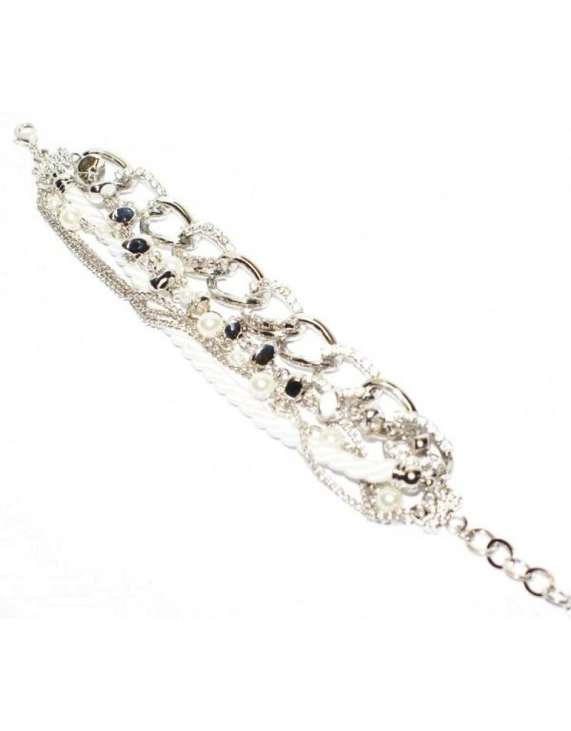 Armband met witte parels en zilveren kettingen met strass