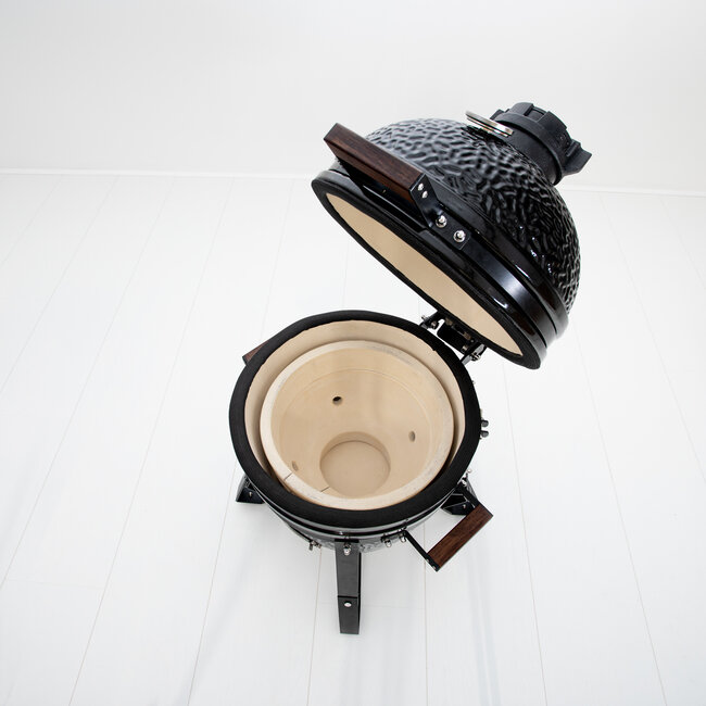 The Bastard kamado’s en BSTRD Compact keramische kamado BBQ met plate setter, RVS houtskoolmand en onderstel