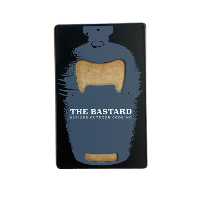 The Bastard kamado’s en BSTRD Bieropener – Zwarte metalen flesopener voor BBQ, mancave en echte Bastard fans
