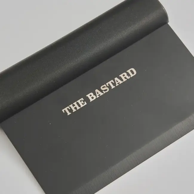 The Bastard kamado’s en BSTRD Precision Scraper - BBQ reiniger en deegschraper voor kamado, plancha en keuken