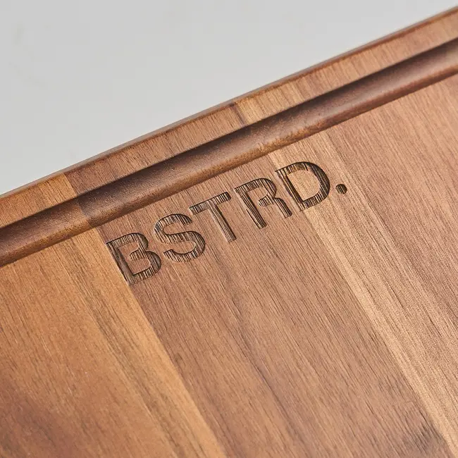 The Bastard kamado’s en BSTRD Walnoten snijplank voor Pro en Core zijtafel, eenvoudig te plaatsen dankzij handig insertsysteem