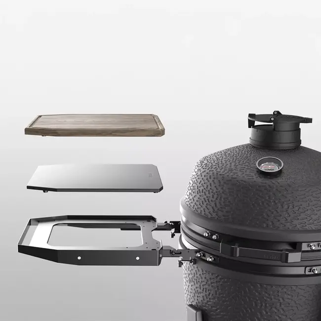 The Bastard kamado’s en BSTRD Walnoten snijplank voor Pro en Core zijtafel, eenvoudig te plaatsen dankzij handig insertsysteem