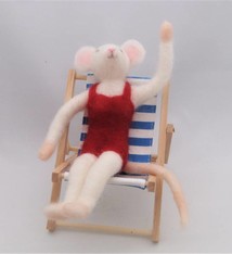 De Wolshoop Muis in strandstoel