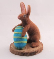 De Wolshoop Paashaas met ei