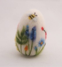 De Wolshoop Paasei versierd