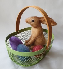 De Wolshoop Paashaas in mandje