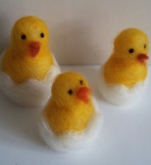 De Wolshoop paaskuikentje uit ei