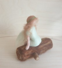 De Wolshoop Elfje op boomstam