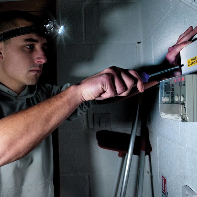 Silverline Led-hoofdlamp - kunststof - verstelbaar, waterbestendig, 4 standen, 12 leds, 50 lumen - zwart - voor buitengebruik