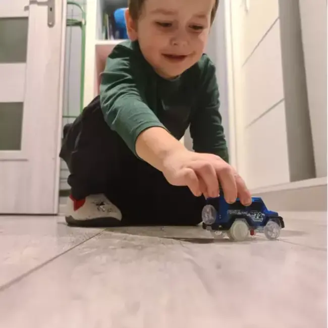 Kruzzel Glowing Race Car: Lichtgevende Sensatie voor Uw Racebaan