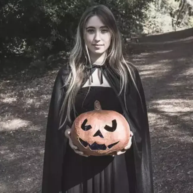 Malatec Lange Cape met Capuchon - Een Essentieel Kostuumstuk