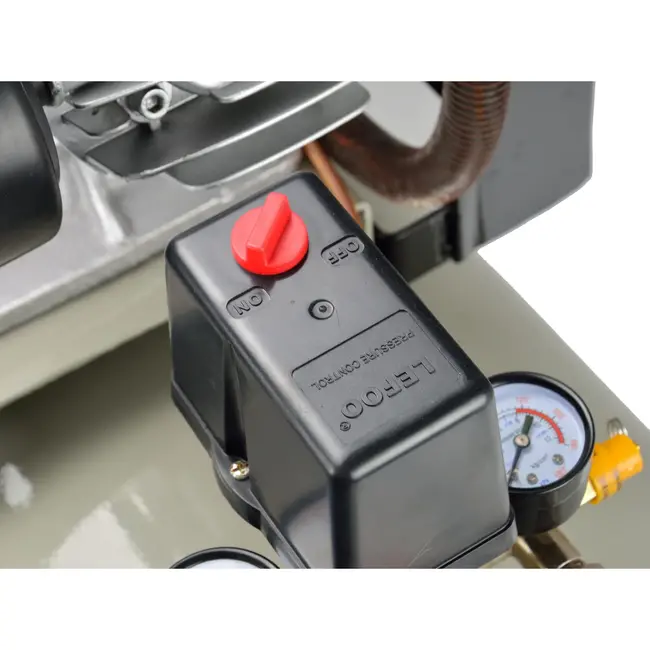 GEKO Triple cilinder luchtcompressor - 200L - 490 L/min - 8 bar - 400V - Staal - Horizontaal ontwerp