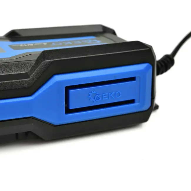 GEKO Automatische acculader - 6/12V - 4A - LCD display - IP65 waterproof