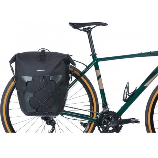 Basil Waterdichte enkele fietstas - 25-31L - Zwart - Reflectie - Rolsluiting - Schouderriem