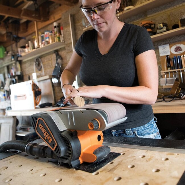 Triton Bandschuurmachine 1200 W - band 100 x 610 mm - variabele snelheid en stofafzuiging - hout en metaal