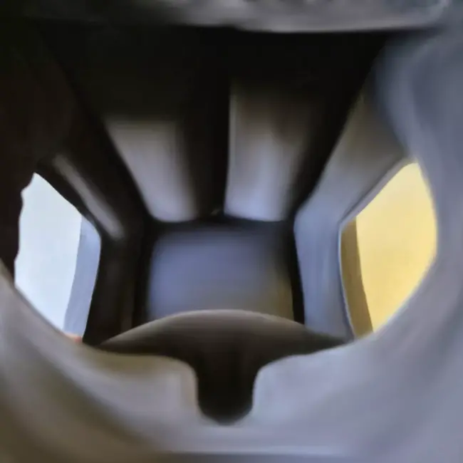 Trizand opblaasbaar reiskussen – ergonomisch slaaphulpmiddel – met gezichtsuitsparing en armopeningen