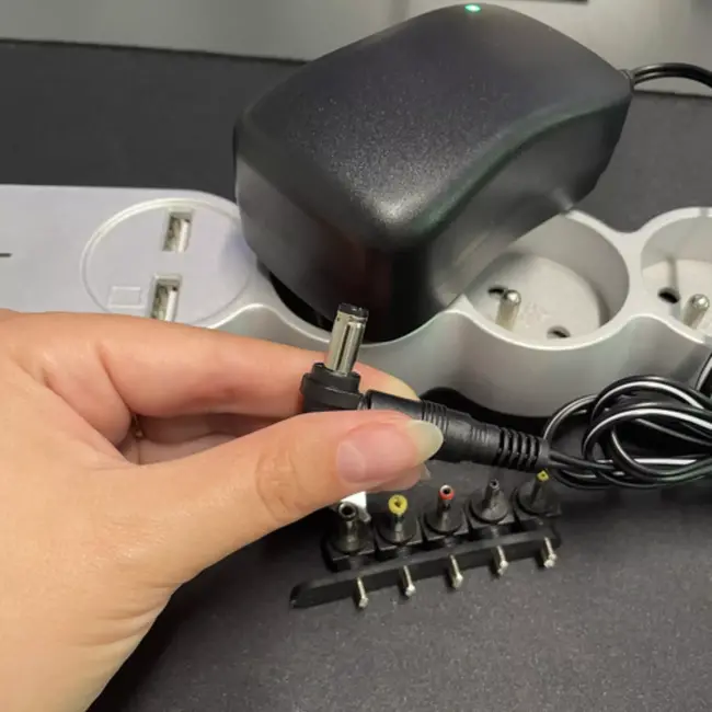 Izoxis Universele Adapter 3–12V met USB & 6 Pluggen – 30W