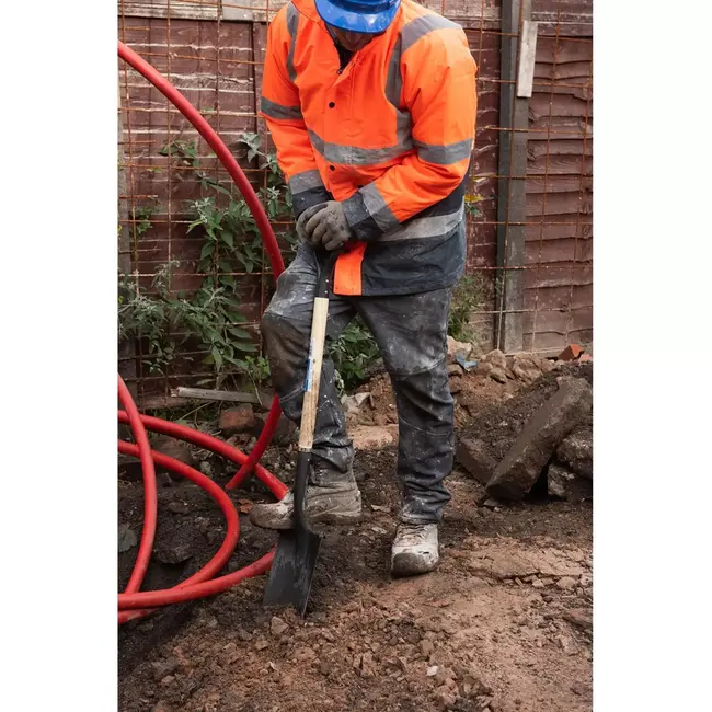 Silverline Graafspade - roestbestendig gehard staal met gelakte houten schacht - 110 cm - voor tuinieren en landschapswerk