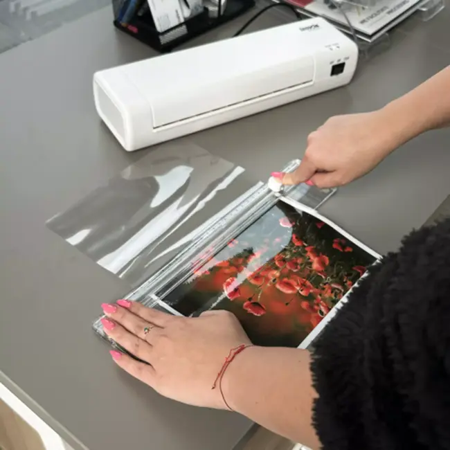 Izoxis Professionele 4-in-1 A4 laminator met warm- en koudfunctie, snijder, hoekafronder en 60 folies