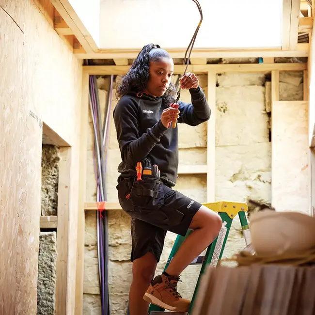 Scruffs Dames werkshort - gerecycled polyester en katoen - holsterzakken en gereedschapslussen - maat 36 - zwart - bouw