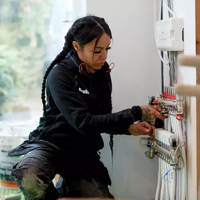 Scruffs capuchontrui voor dames - geborstelde katoen-polyester fleecestof - warm en slijtvast - maat 34 - zwart - werkkleding