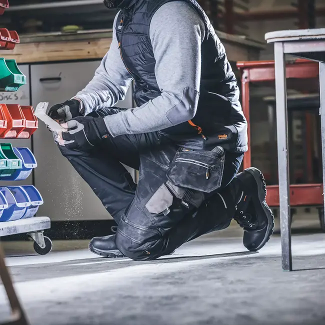 Scruffs werkbroek stretch met holster- en kniezakken - maat 52 K - polyester-katoen 250 g/m2 - zwart - voor bouw en onderhoud
