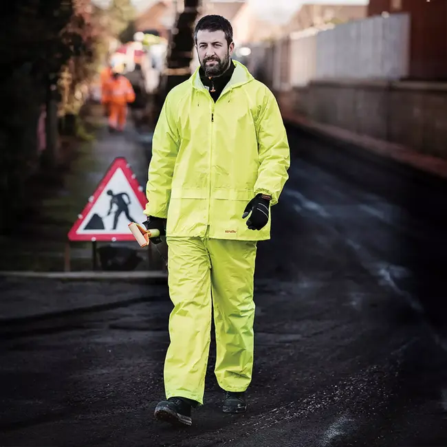Scruffs Regenpak - polyester/PVC - waterdicht met getapete naden en capuchon - maat L - geel - 2-delig - bouw en tuin