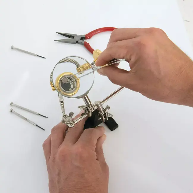 Silverline derde hand soldeerhulp met vergrootglas - metalen voet - 2,5× vergroting, lens 63 mm - grijs - voor solderen en modelbouw