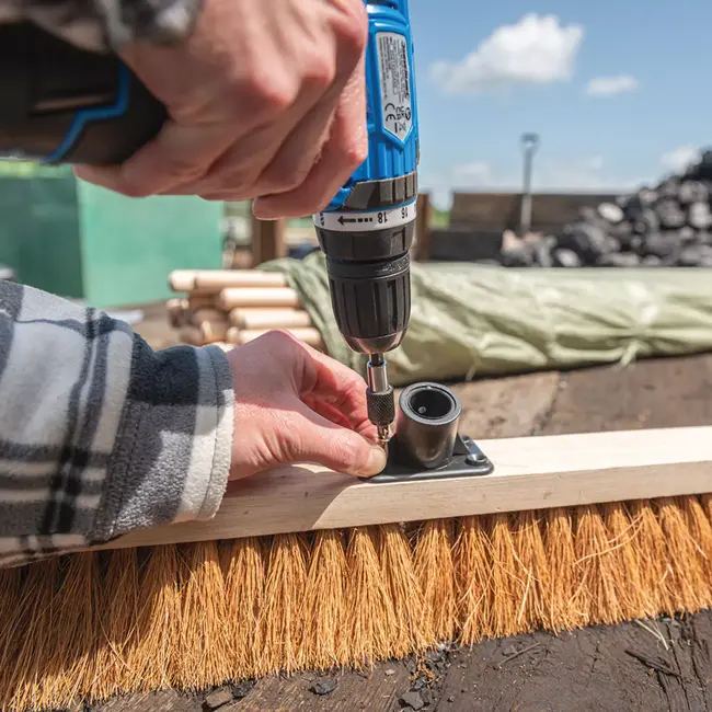 Silverline bezemsteelbeugel - kunststof - 60×40 mm - klemhouder voor stelen diameter 23–24 mm - kleur variabel